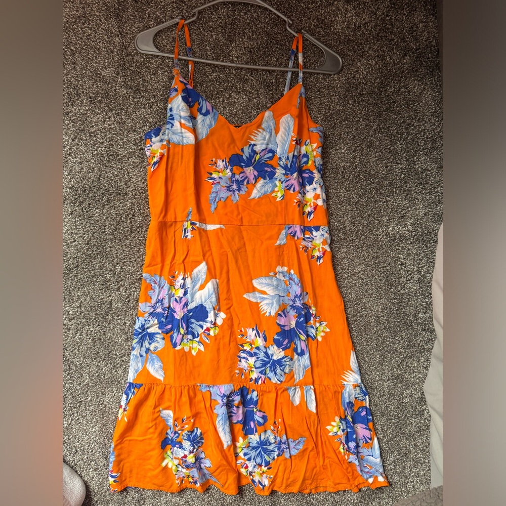 Cute dress for a summer day! Does have a small rip on the one strap of dress!